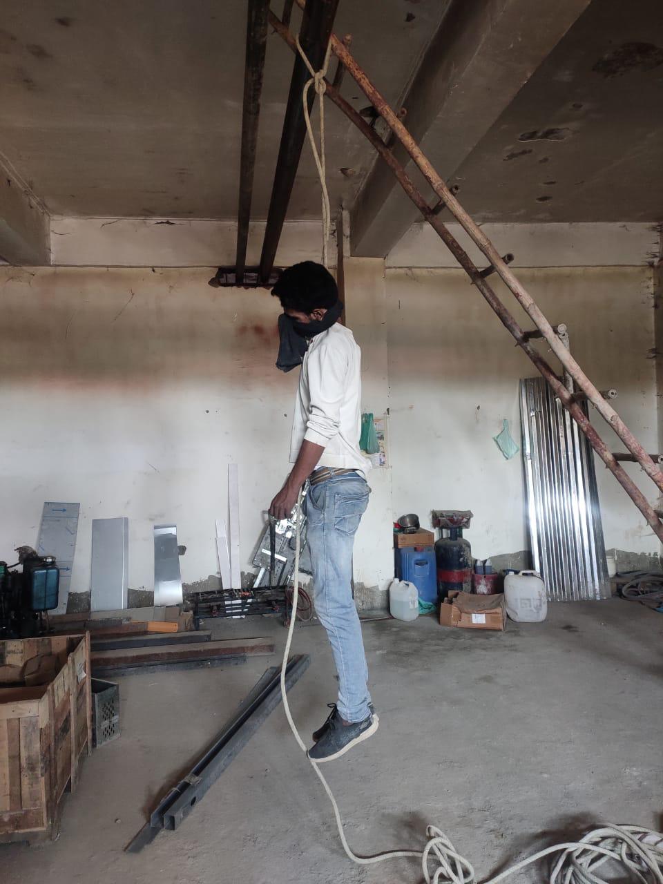 25-yr-old youth hangs self to death in Srinagar