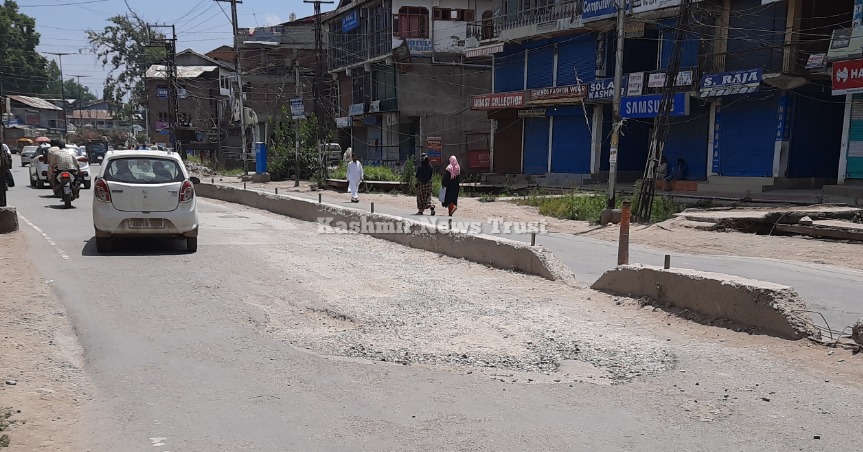 The main roads in Southern Pulwama town are dotted with potholes, causing inconvenience to the motorists and pedestrians alike.