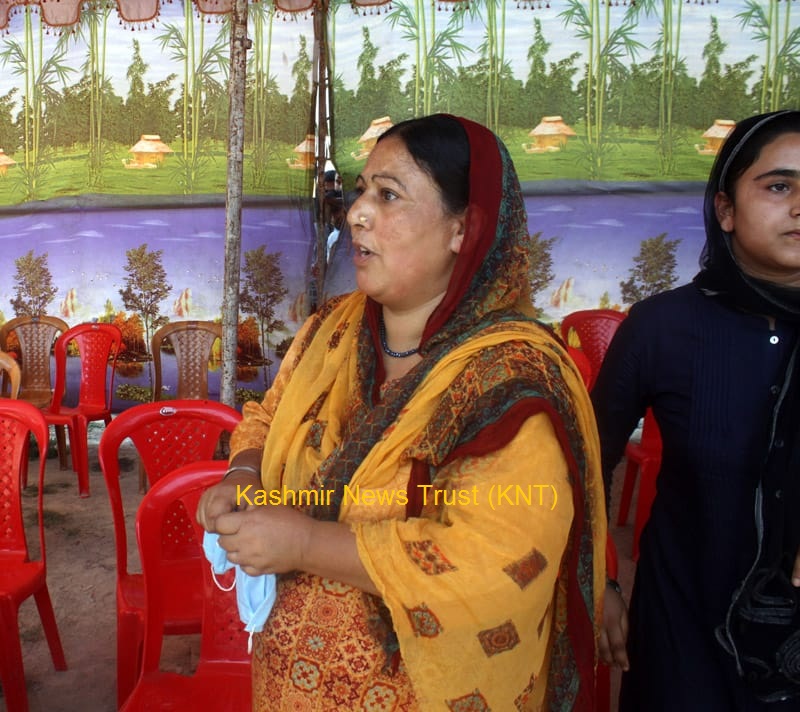 Slain policeman’s family protest in Pulwama ‘Ignoring the name of martyr cop hurt us’