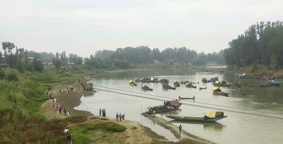 Labourer drowns while extracting sand from Jhelum in Pulwama