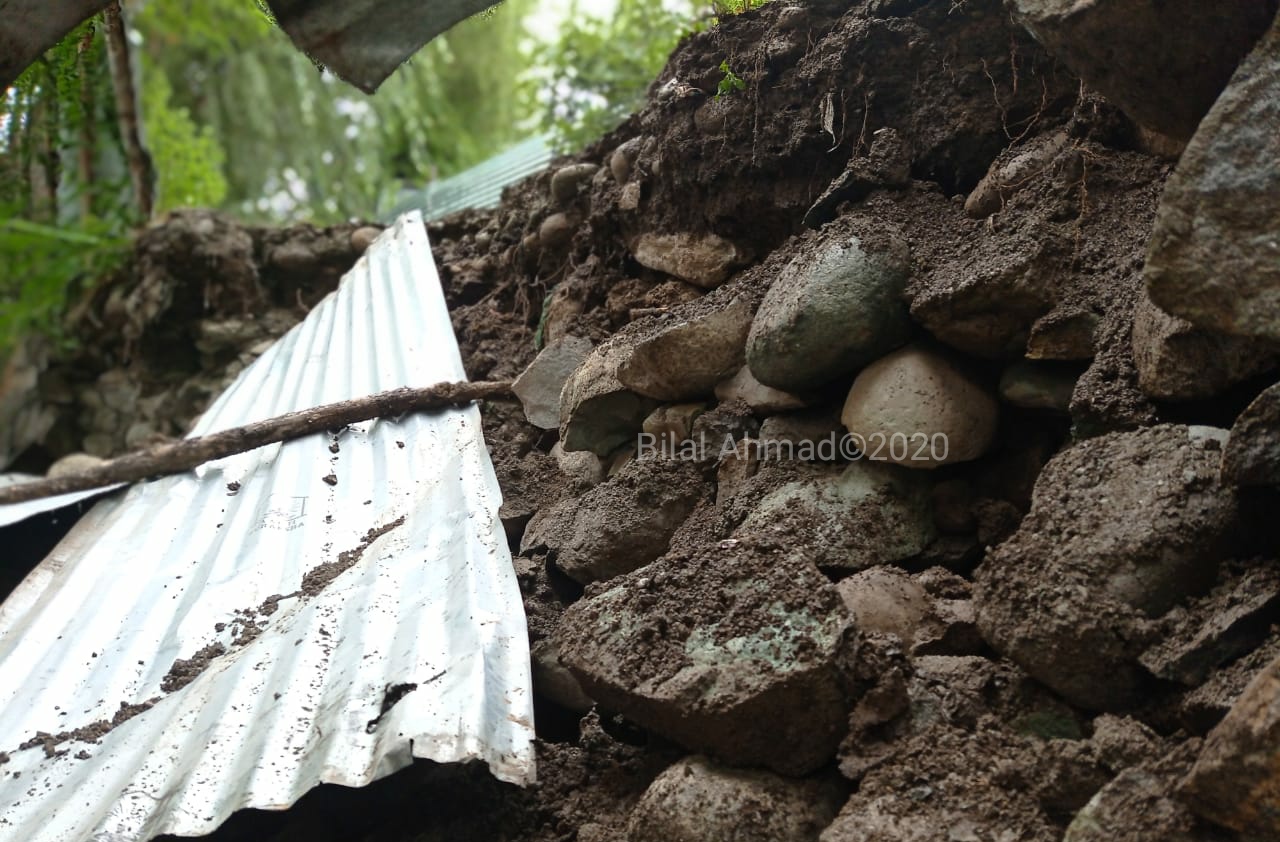 panic gripped in whole family due to cracks of residential house in Barwalla kangan