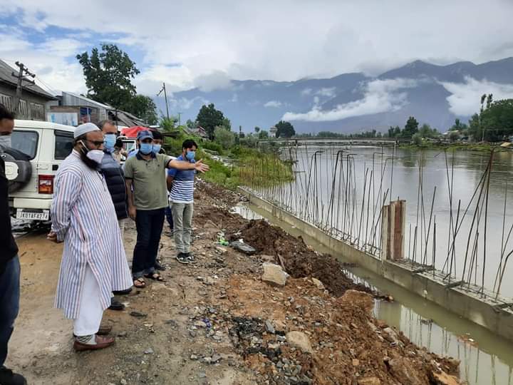 SDM SUMBAL Bashir  Ahmad  lone visited vulnerable area of tehsil sumba and Hajin to took the situation arises due to heavy rainfall people appraised about the situation .