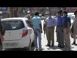 Imposition ofrestrictions in Ganderbal DM takes whirlwind tour of town, monitors restriction implementation, fined several violators on spot