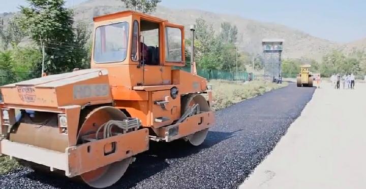 DDC Ganderbal inspects macdamization, developmental works at Zazna Mandi