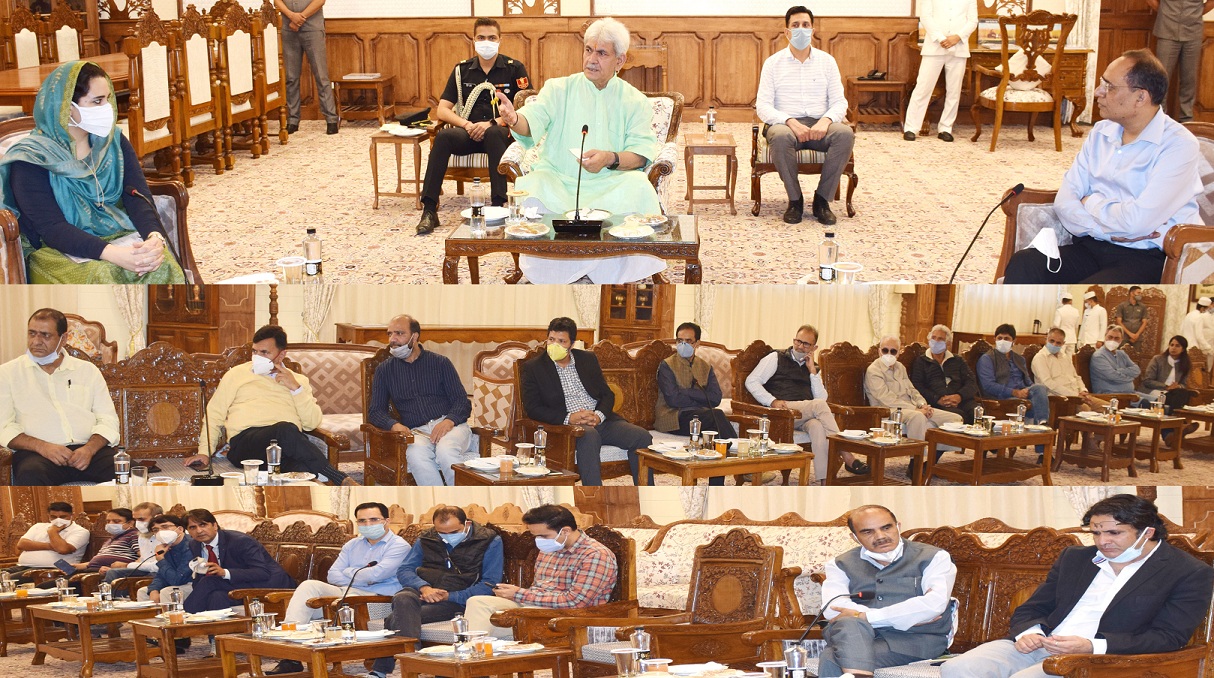 Lt Governor meets media fraternity from Kashmir