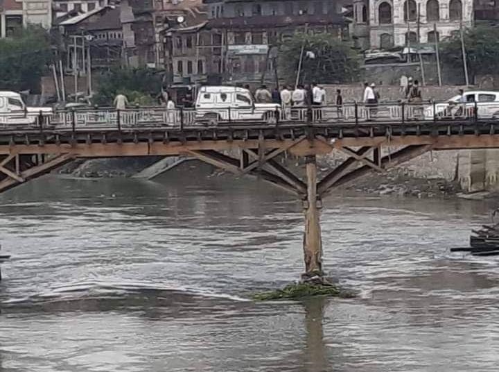 50 year-old woman jumps into river Jhelum at Khankahe-Moula, Sgr