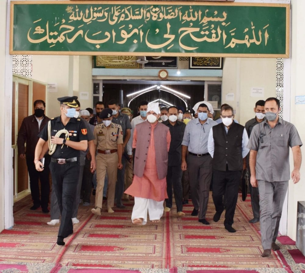 Lt Governor visits Hazratbal Shrine, takes stock of the facilities in place