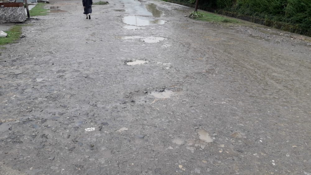 Dilapidated Kanganhall-Achabal road irk commuters