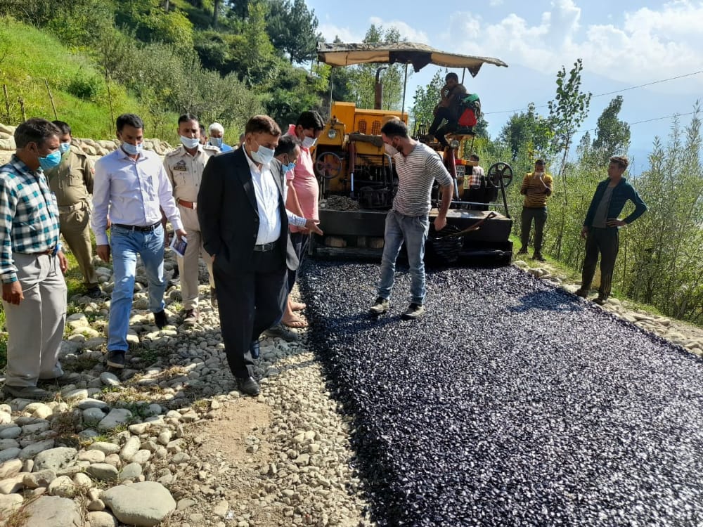 DDC Kulgam takes stock of ongoing macadamisation works