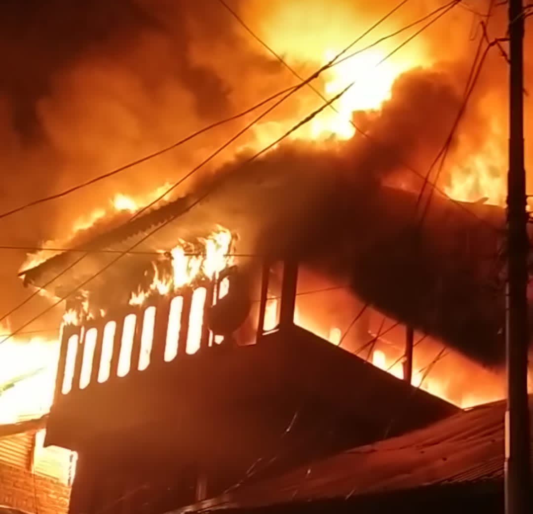 Massive blaze leaves three families homeless in Bandipora