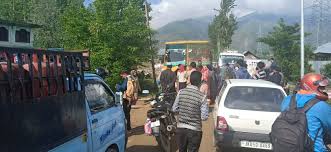 illegal car parking leads to frequent traffic mess in Bandipora, commuters suffer