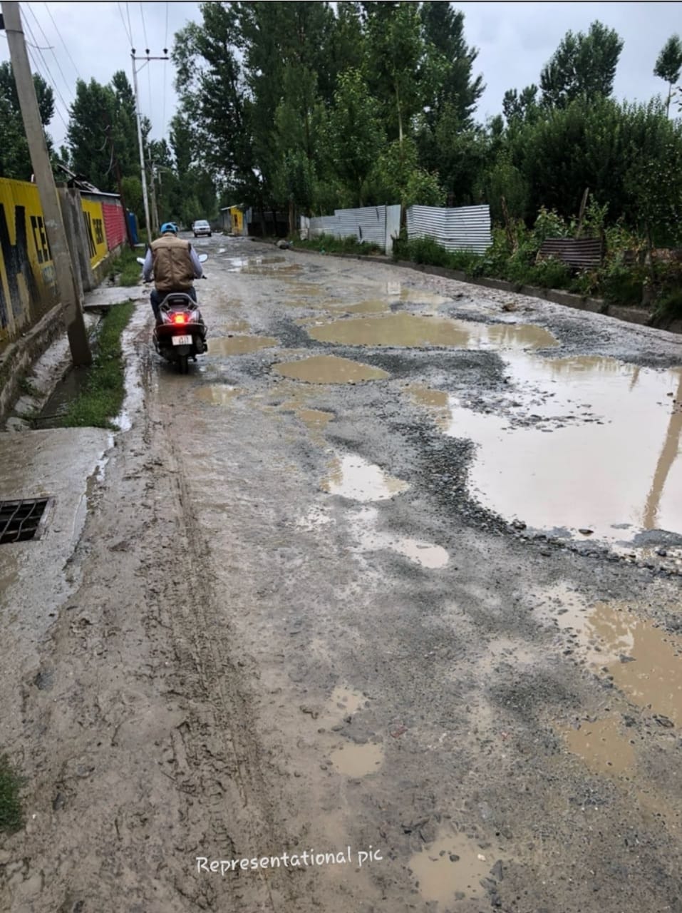 Papchan-Bandipora road in shambles; Locals demand patching of road