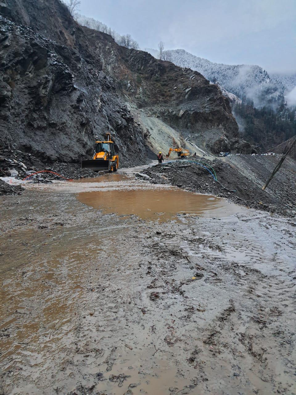 Snowfall, rains close highways, Mughal road