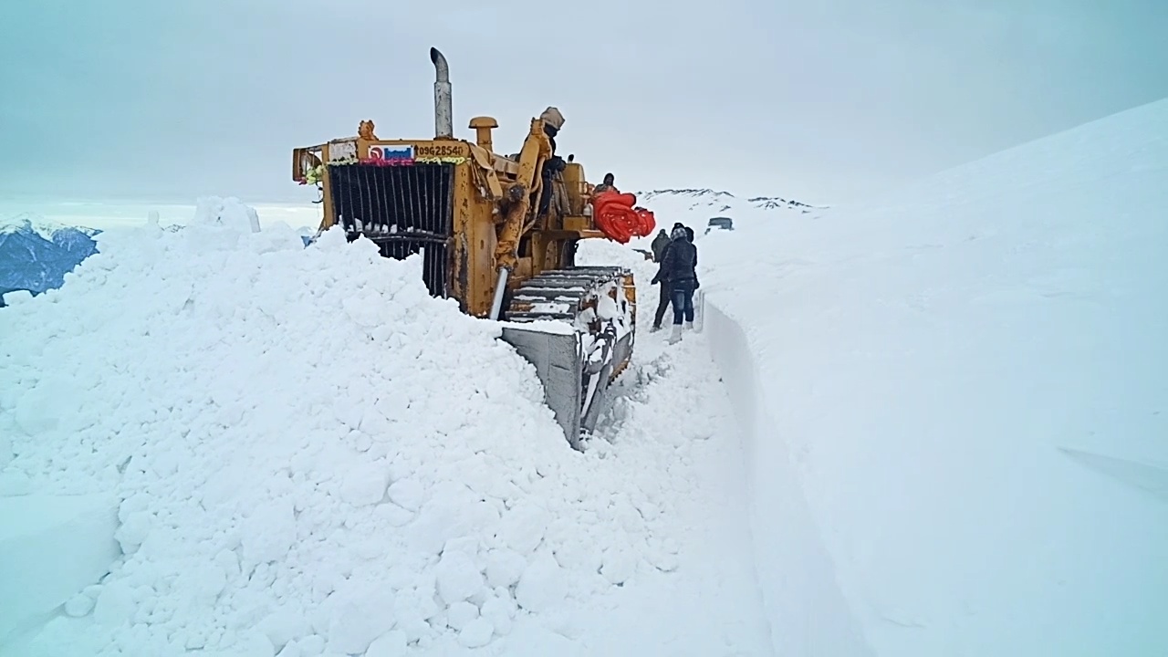 Braving cold, District Administration on a mission to keep Bandipora-Gurez Road open during winter “geared to cope with all the problems that snow will bring: DC Bandipora”