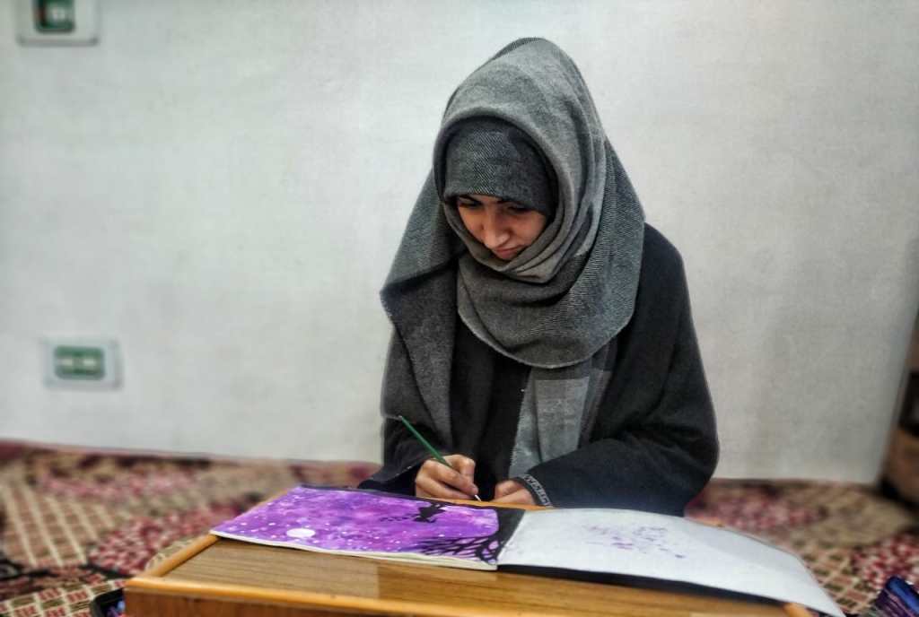 Financial crunch plays spoilsport for an orphan girl to become an artist