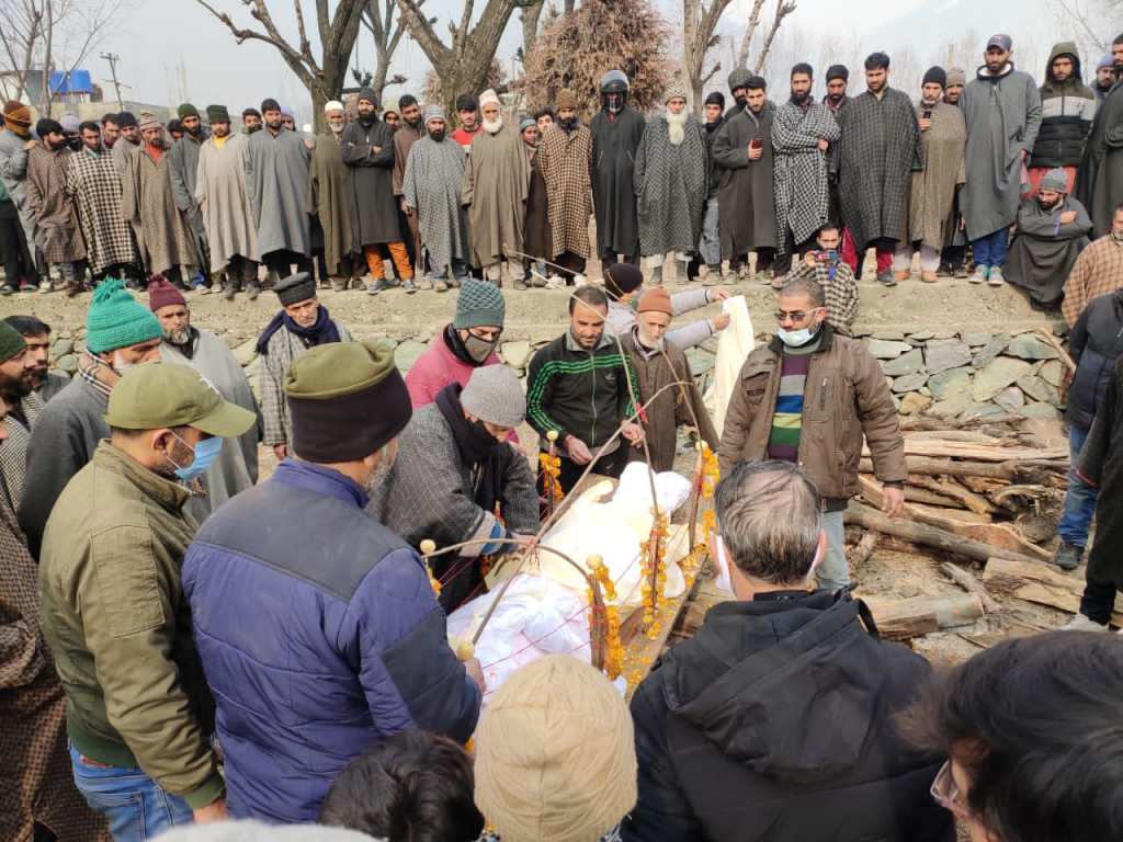 Muslims perform last rites of Kashmiri Pandit in Wussan Ganderbal