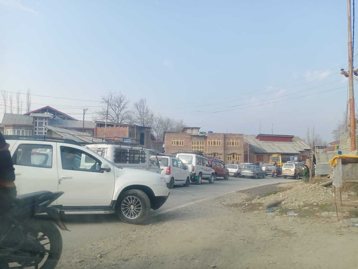 Downipawa Anantnag residents Stage Protest against shortage of drinking Water Supply.
