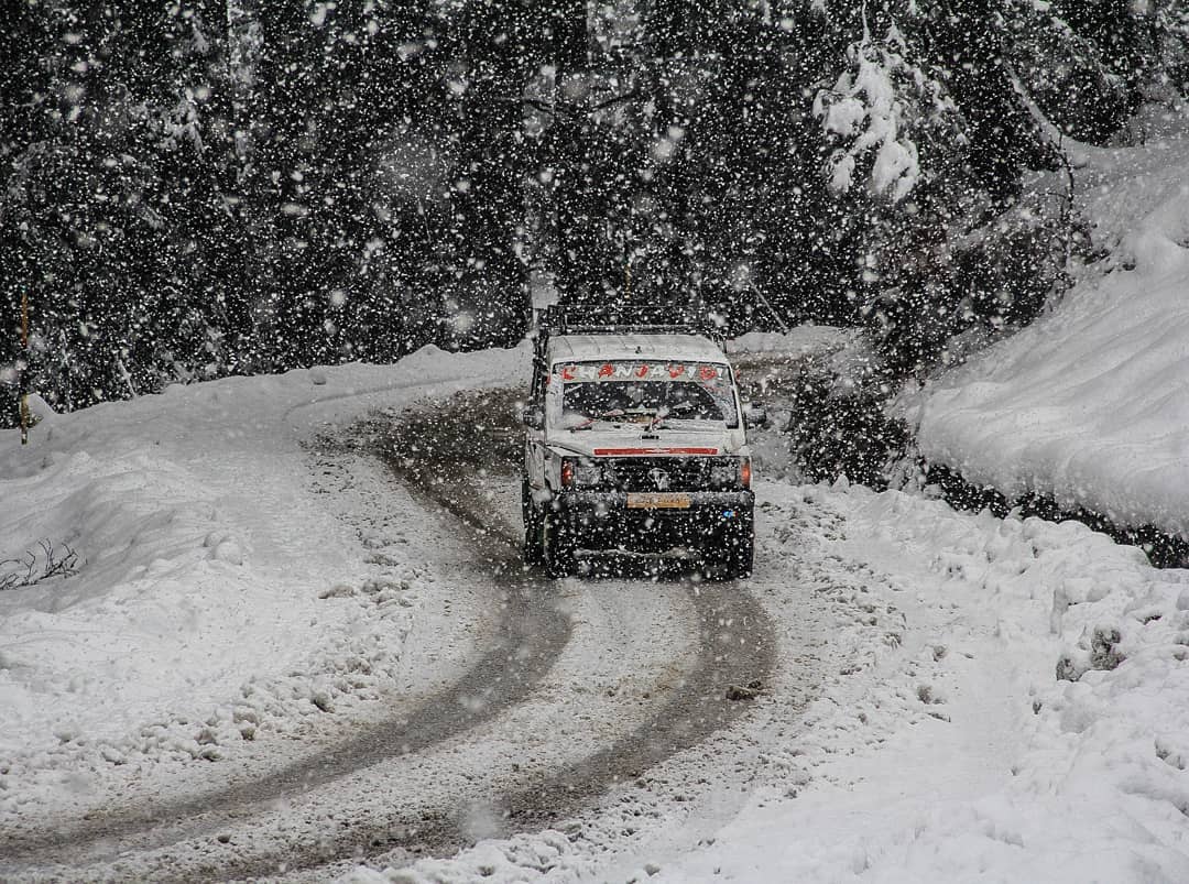 Moderate snowfall across Kashmir Valley Gulmarg coldest at minus 7.5 degrees Celsius