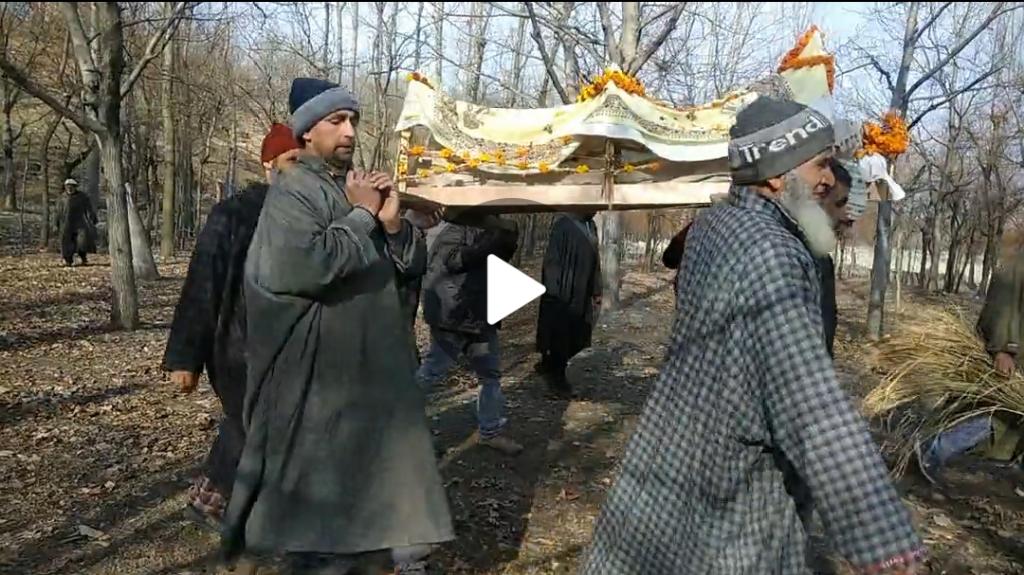 Muslims perform last rites of 75-yr-old Kashmiri Pandit in Qazigund