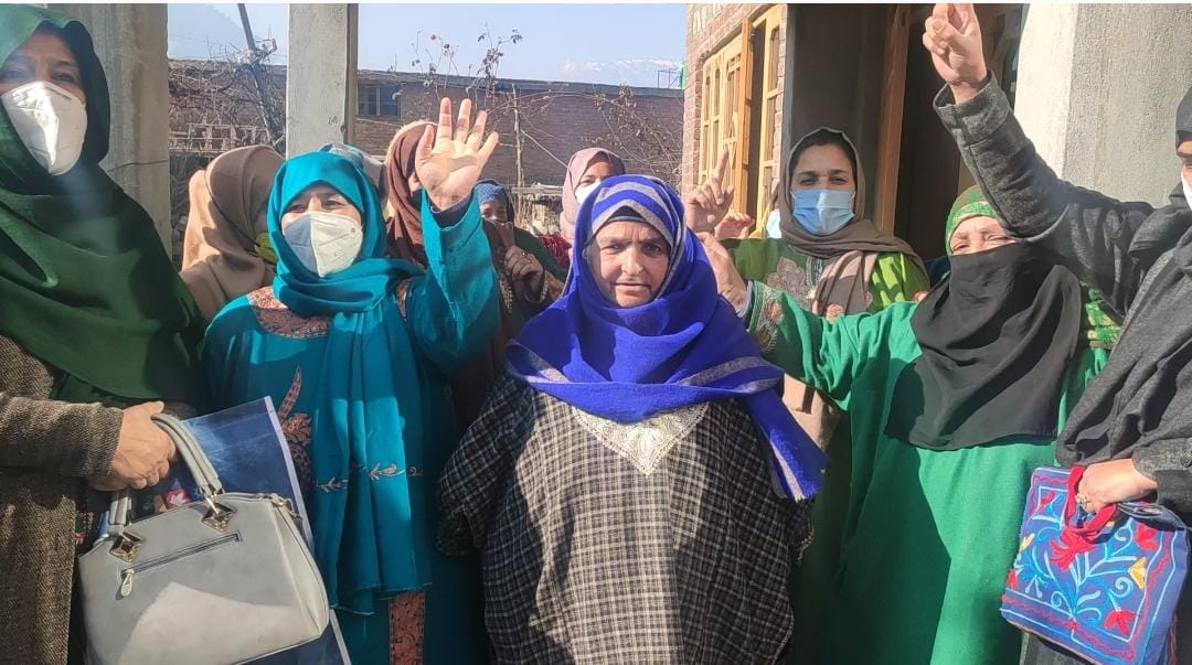 ICDS anganwadi Workers of kangan block Stage Protest, Demand Release Of Pending Salaries