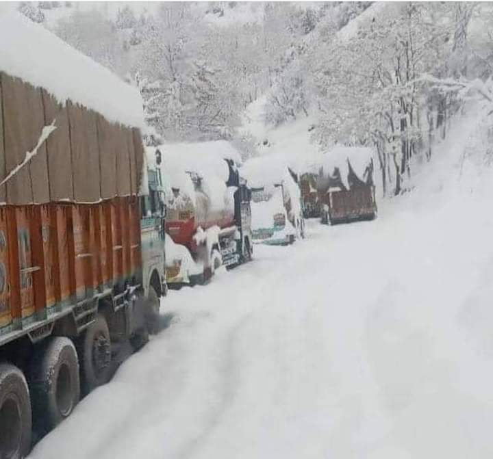 900 trucks carrying essential stock reach Kashmir valley: IGP Traffic T Namgyal