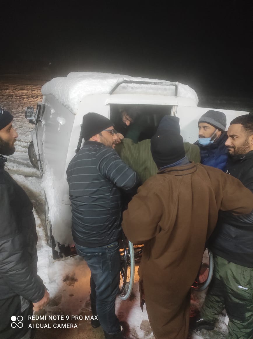 DC Bandipora provides his own 4×4 vehicle to fery patients to Srinagar  Hospital amid heavy  snow