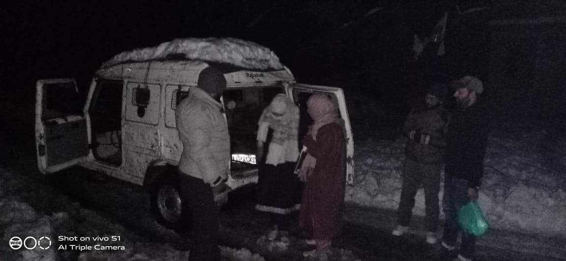 Kupwara Police evacuates Pregnant lady to hospital