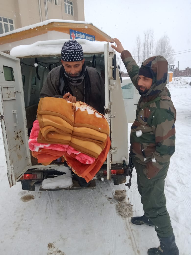 Bandipora Police Evacuates Ailing Patient To Hospital in Police Gypsy Amid Heavy Snowfall In Ajas