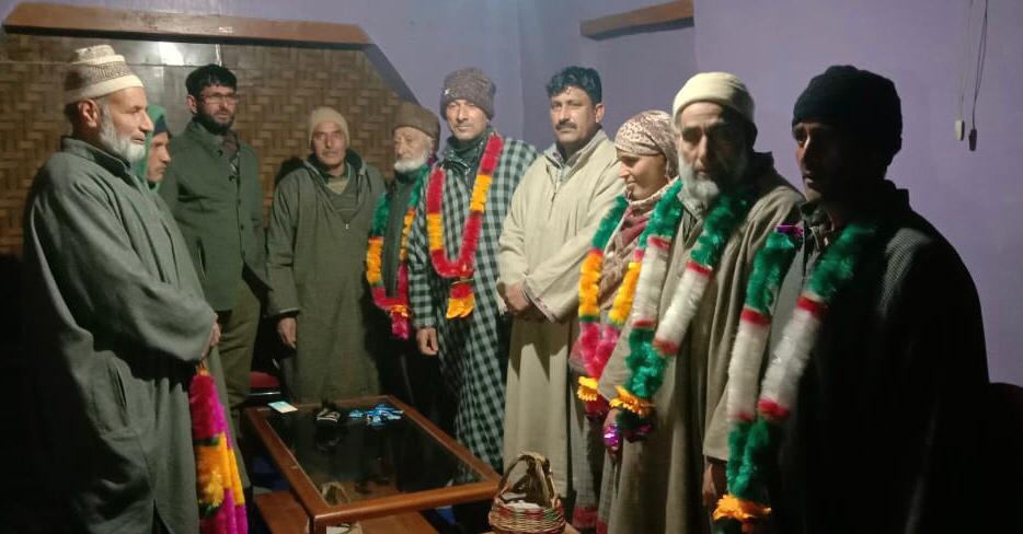 Several elected Panchs of JKAP join PDP in Ahamsharief, Bandipora