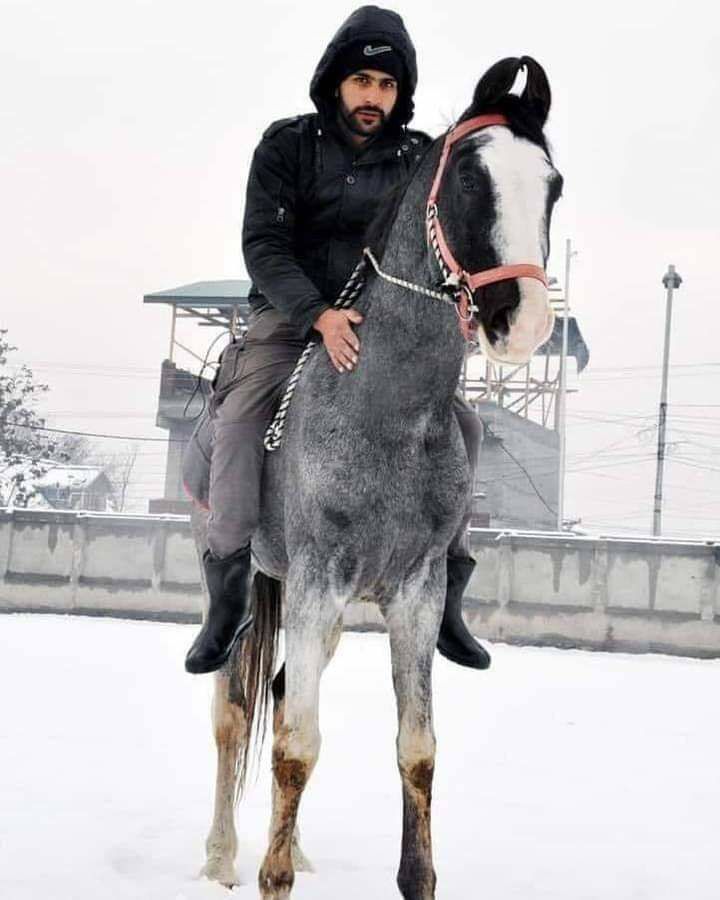 Amazon Delivery Boy from Srinagar Riding Horse to Deliver Parcels Draws ‘Amazing’ Response from Netizens