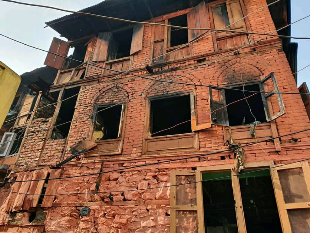 Massive blaze devastate dreams of six families in Fateh Kadal, Sgr