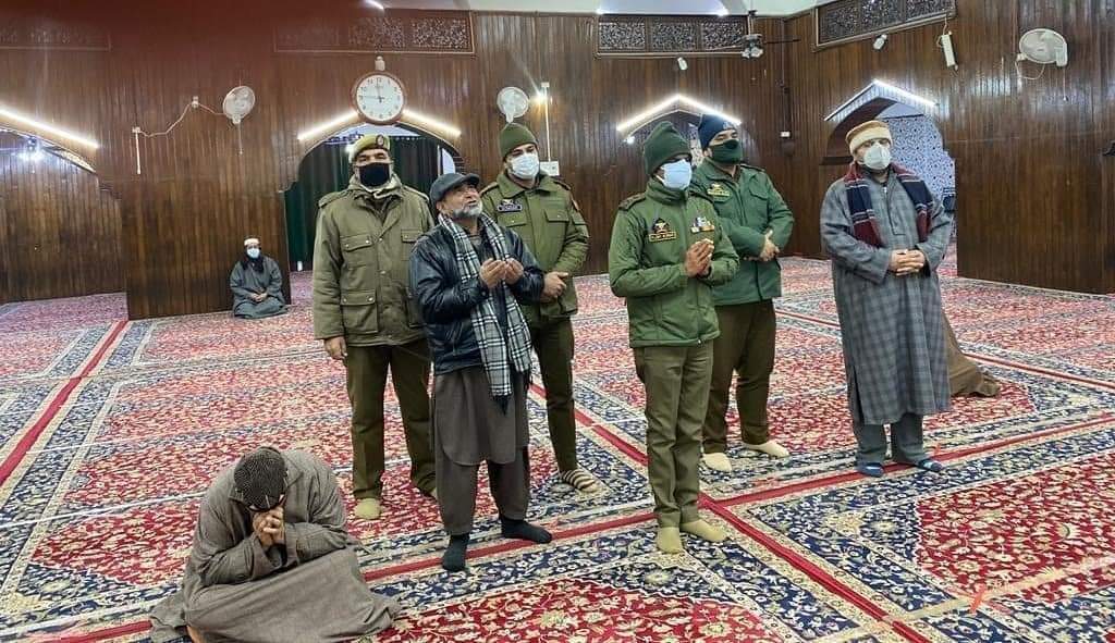 IGP Kashmir pays obeisance at Dargah Hazratbal