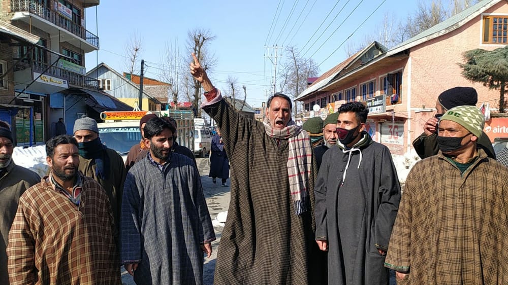 Residents of Arabal Dooru Anantnag Stage Protest against shortage of drinking Water Supply.
