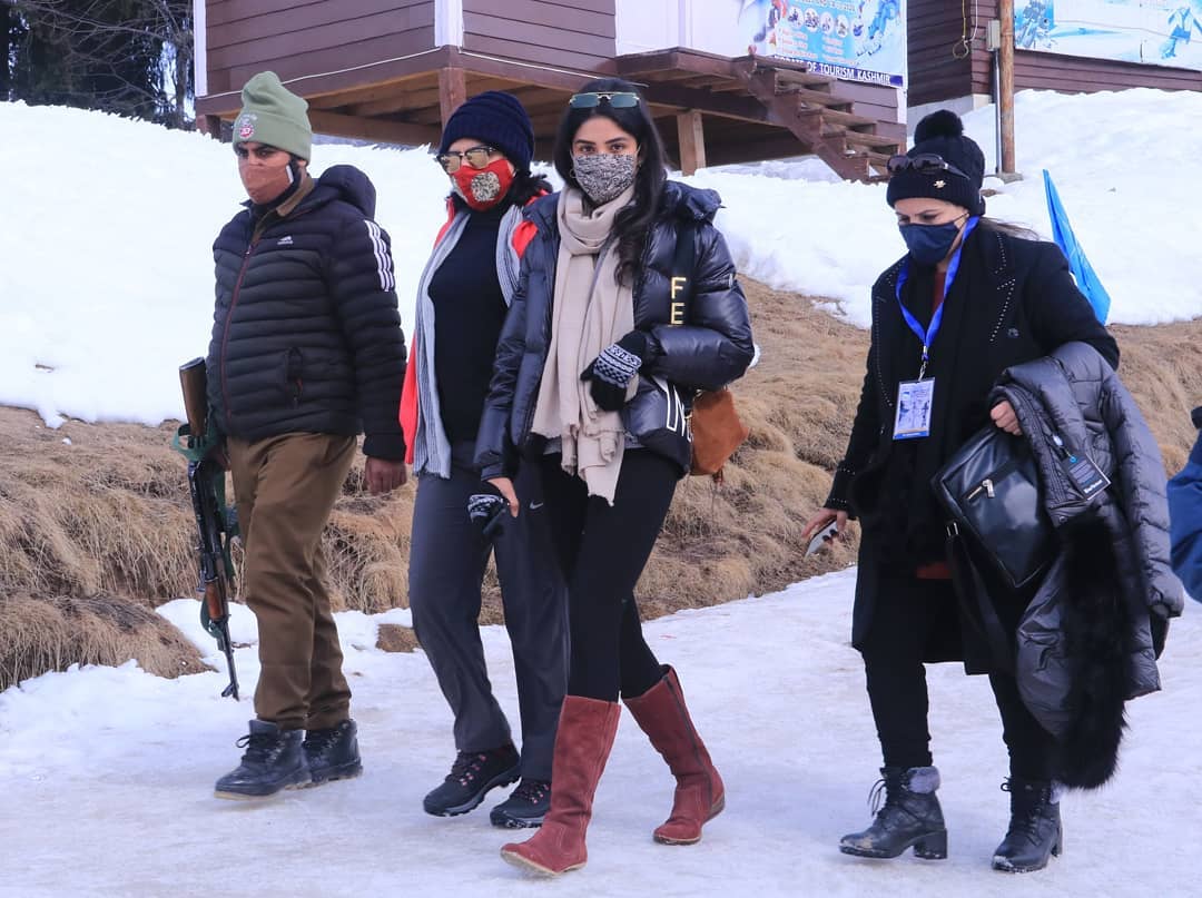 Parliamentary panel meets Gulmarg hoteliers, get first-hand account of issues confronting tour operators in Ski resort
