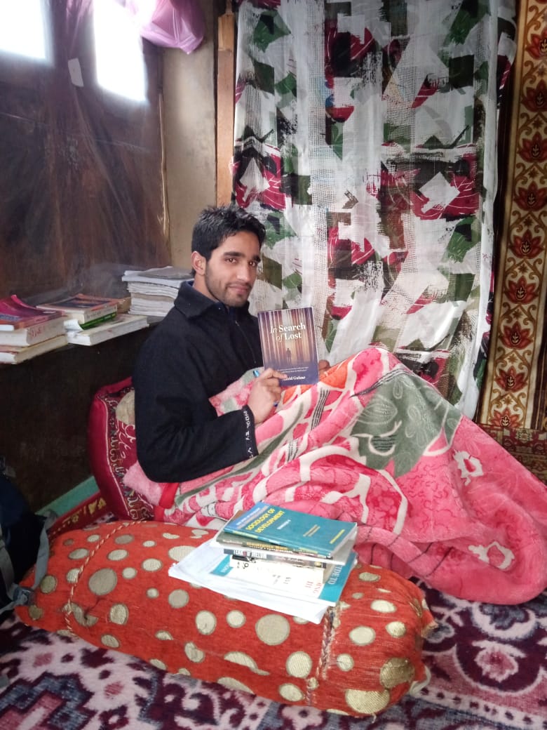 Inspired by poet Rasool Mir, Shopian youth publishes his maiden poetry collection