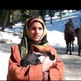Mumtaza, a 12-year-old nomad girl from Pahalgam, South Kashmir’s Anantnag district earns her livelihood with the help of her adorable pet rabbit.