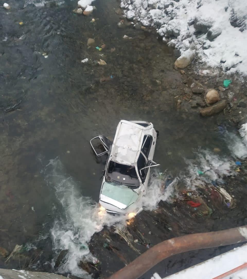 Girl dead, 4 injured as vehicle falls into nallah in Kupwara