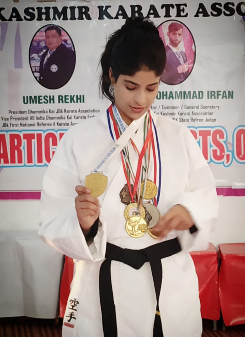 MEET YOUNG NATIONAL ,KARATE GOLD MEDALIST OF KASHMIR VALLEY.