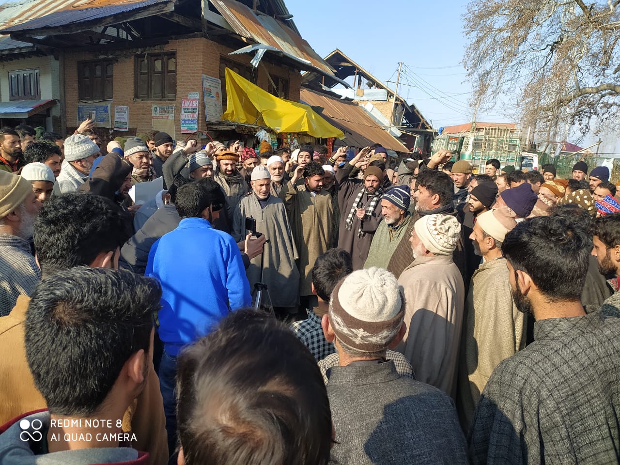 Ashpora Residents Protest Over Non-Availibility of Transport on Local Routes