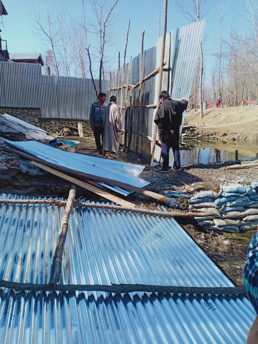 Admin launches anti- Encroachment Drive at Ajas Bandipora; retrieves 04 Kanals of zovgeri Nallah land and demolished tin sheds