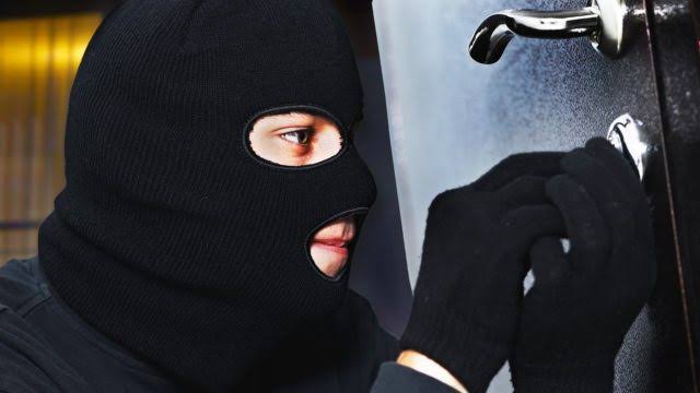 Burglars stuck in six shops, decamp 23,000 from Mosque in Qamar Verinag.