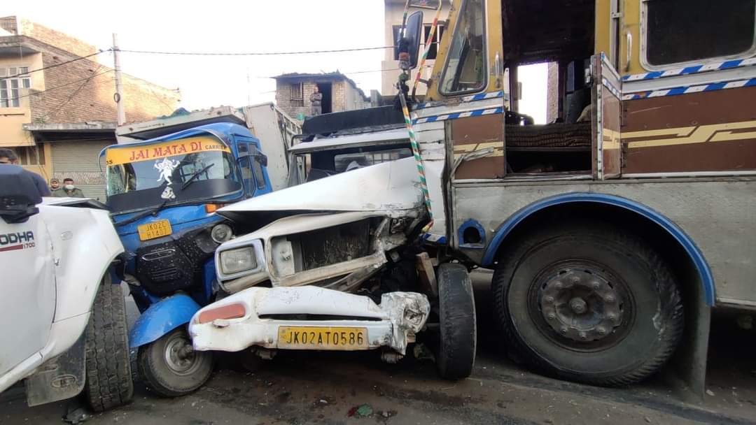 Two killed, 4 injured as truck hits nearly dozen vehicles in Jammu after break failure