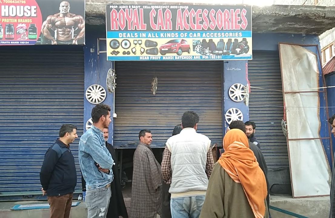 Burglars broke into Car assesories Shop, decamp with cash, Spare parts in Kanjigund Batengoo.