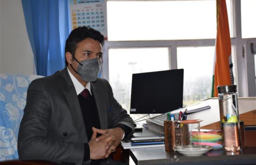 Dr. Bilal Mohi-Ud-Din assumes charge as DC Kulgam