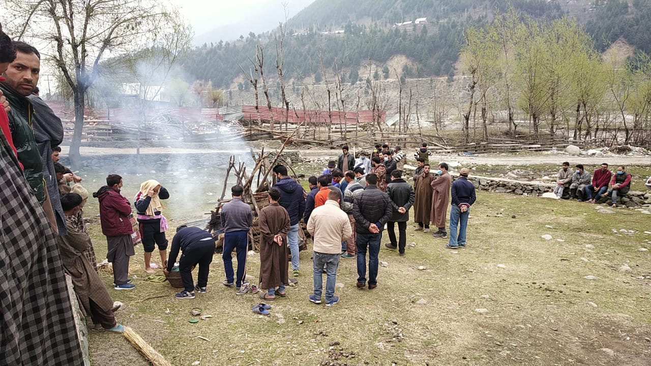 Muslims Help Perform Last Rites of Elderly Pandit in Ganderbal