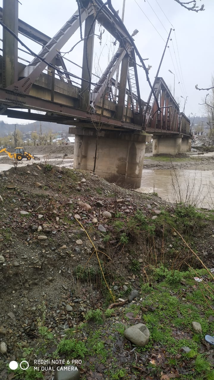 Flash floods damage portion of bridge in Handwara, traffic halted
