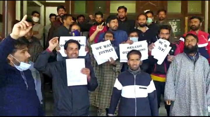 Casual labourers of Verinag Development Authority (VDA) Stage Protest, Demands Release Pending Wages