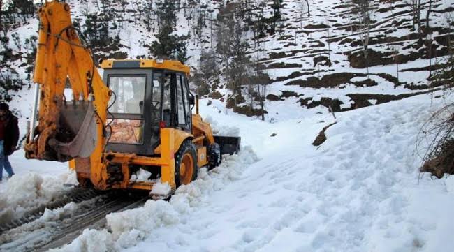 Bandipora-Gurez, Kupwara-Karna roads closed after fresh snowfall