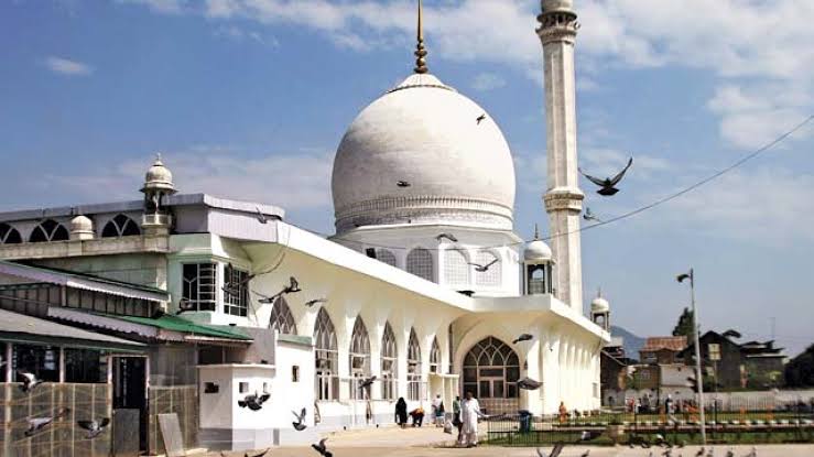 Shab-e-Meraj: Deliberations being over whether night-long prayers should be held at Hazratbal