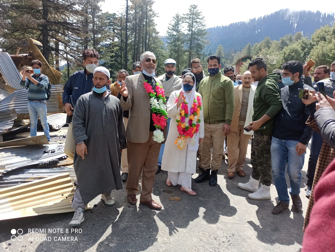 Dr Darakhshan Andrabi visits fire victims of Babareshi (Tangmarg), assures complete relief from administration